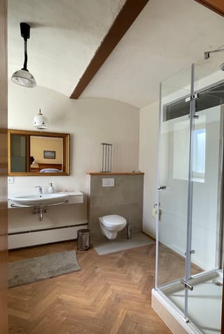 Geräumiges Bad mit Waschbecken und Dusche