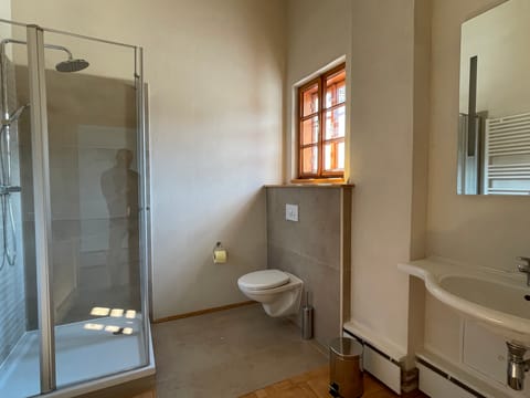 Bad mit Waschbecken, Spiegel und Fischgrätparkett